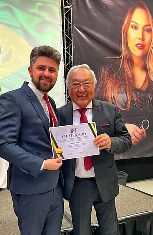 Jean com Massaru Ogata e o certificado do IFT