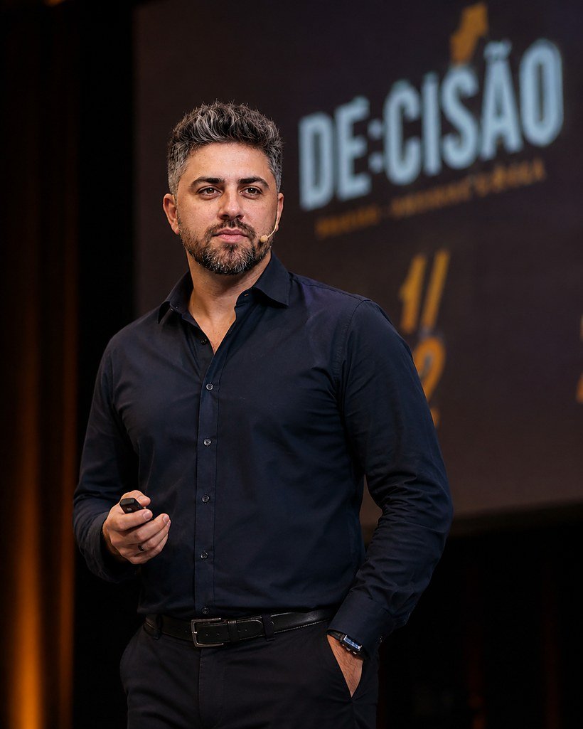 Jean Milano no palco, palestra DE·CISÃO